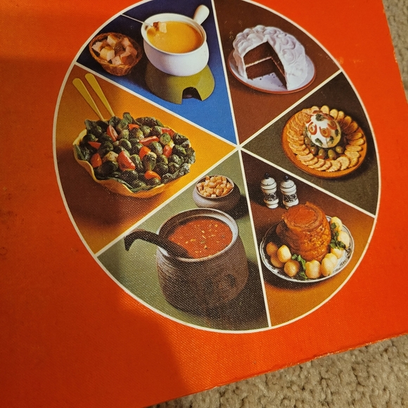 VINTAGE Betty Crocker Cookbook Binder (1974) - Picture 2 of 16